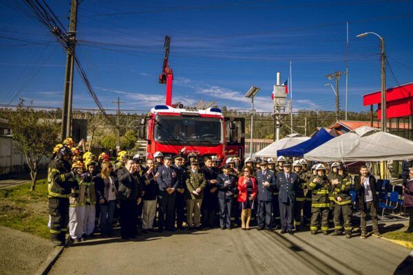 San Pedro de La Paz se fortalece: Entrega de nuevo carro multipropĂłsito a Bomberos de Lomas Coloradas
